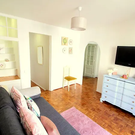 Loving Alfama Iv